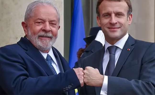 Macron faz cerimônia para Lula no Palácio do Elysée