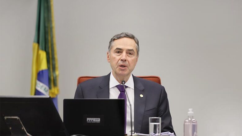 Ministro Barroso determina obrigatoriedade de passaporte da vacina para viajantes