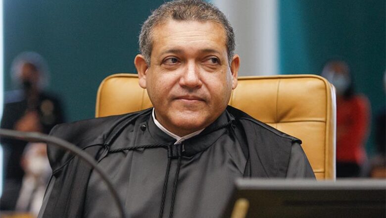 Ministro Kássio Nunes paralisa julgamento de passaporte da vacina