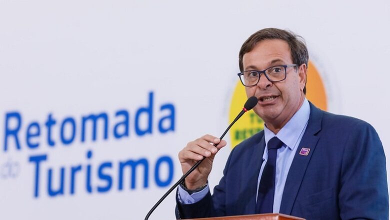 Ministro do Turismo é barrado em museu por não apresentar comprovante de vacinação