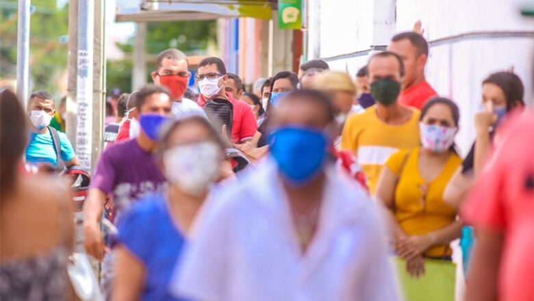 Brasil atinge recorde ao registrar mais de 200 mil casos diários de covid-19, diz Conass