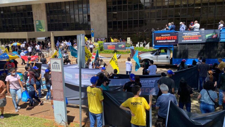 Servidores federais de 50 categorias começam paralisação por reajuste salarial