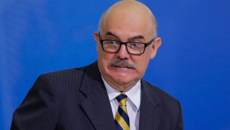 Ministro da Educação pede exoneração do cargo