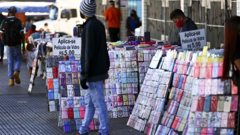 Rendimento dos brasileiros é o menor desde 2012, aponta IBGE
