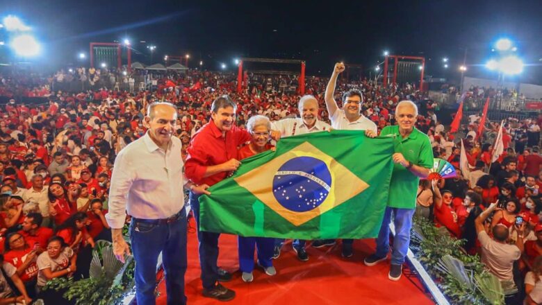 Lula é ovacionado por multidão em ato na zona Leste de Teresina