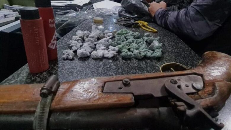 Homem é preso por tráfico de drogas em Brasileira; arma e drogas apreendidas