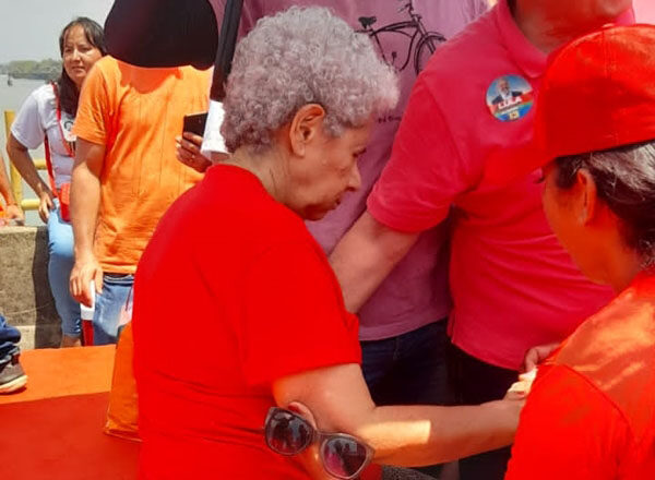 Governadora Regina Sousa é retirada às pressas de ato após passar mal na Ponte da Amizade