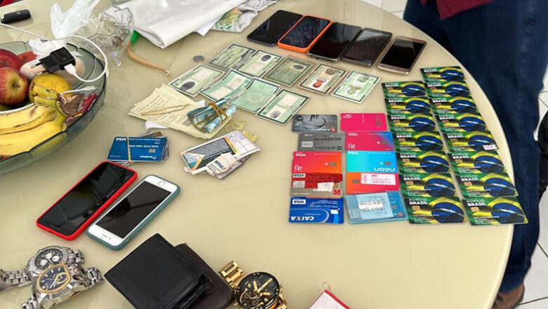 Polícia descobre fábrica de documentos falsos em apartamento na zona Leste