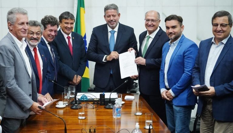 Alckmin entrega PEC da Transição que exclui Bolsa Família do teto de gastos