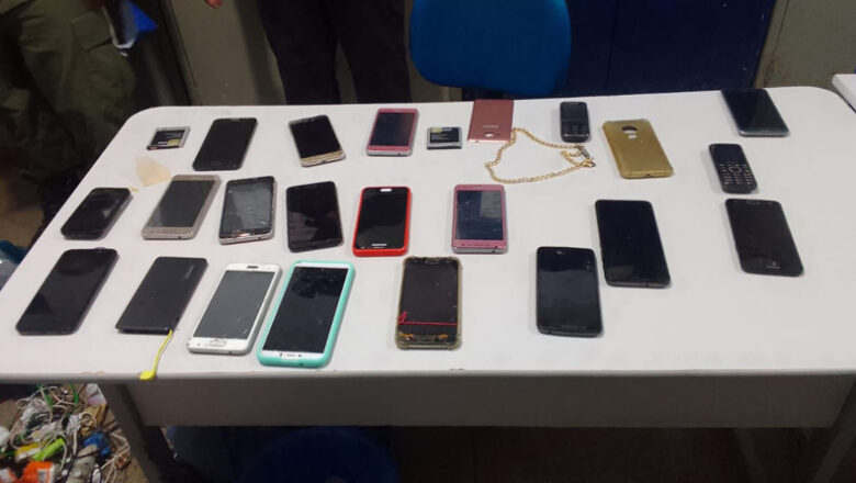 Vistoria encontra 19 aparelhos celulares dentro de presídio em Altos