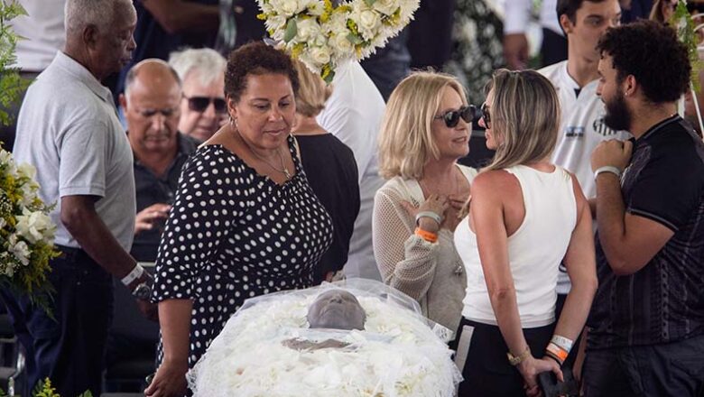 Fila para se despedir de Pelé na Vila Belmiro chega a mais de 1 km