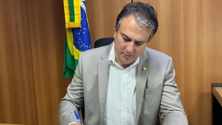 BRASILMinistro da Educação anuncia reajuste de quase 15% no piso salarial dos professores