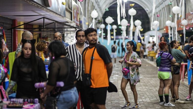 Treze blocos de rua desfilam nesta segunda de Carnaval em Teresina