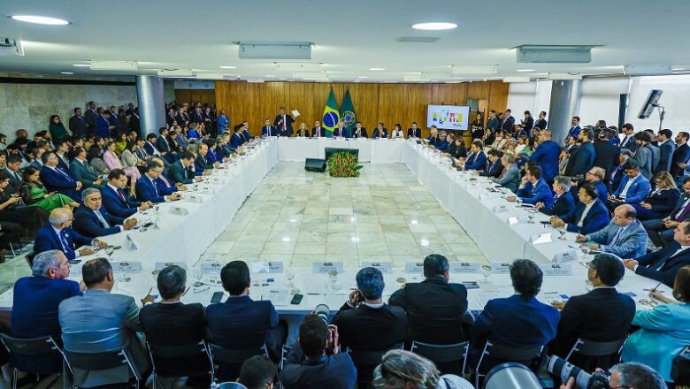 Lula anuncia pacote de R$ 3 bi para prevenir violência nas escolas