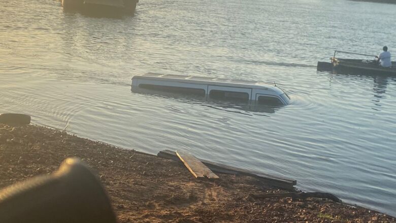 Van com passageiros cai dentro do rio Parnaíba