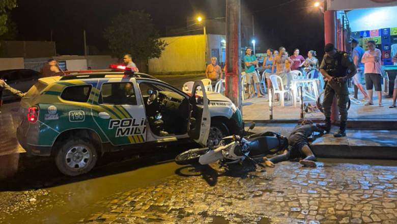 Durante perseguição a suspeitos viatura bate em poste na cidade de Campo Maior