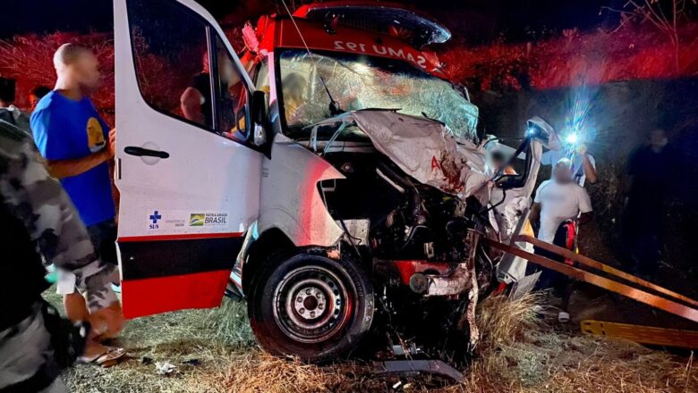 Acidente entre ambulância e carro deixa 4 feridos no interior do Piauí