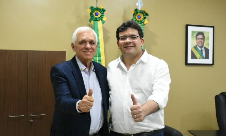 Governador Rafael Fonteles transmite cargo a Themístocles Filho para viagem aos Estados Unidos