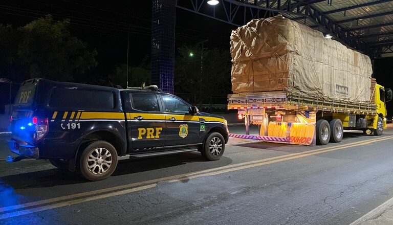 PRF apreende carga ilegal de madeira na BR 343 em Piripiri