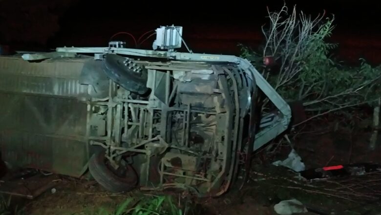 Ônibus com destino a Esperantina tomba na BR 135 e deixa vários feridos