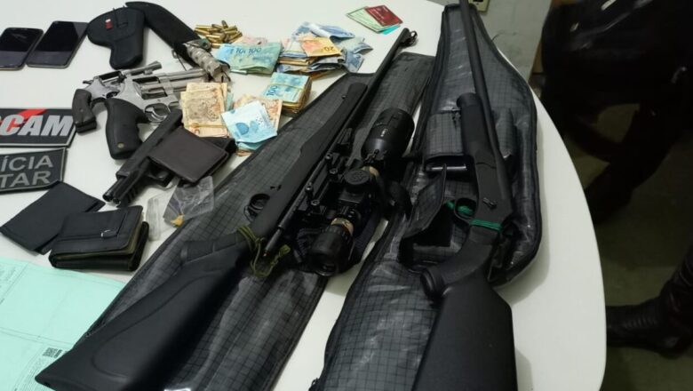 Polícia encontra armas, celulares e dinheiro em casa de suspeitos de assalto em cidade do Piauí