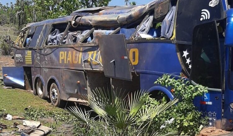 Ônibus clandestino tomba na PI 114 entre Cabeceiras e Campo Maior