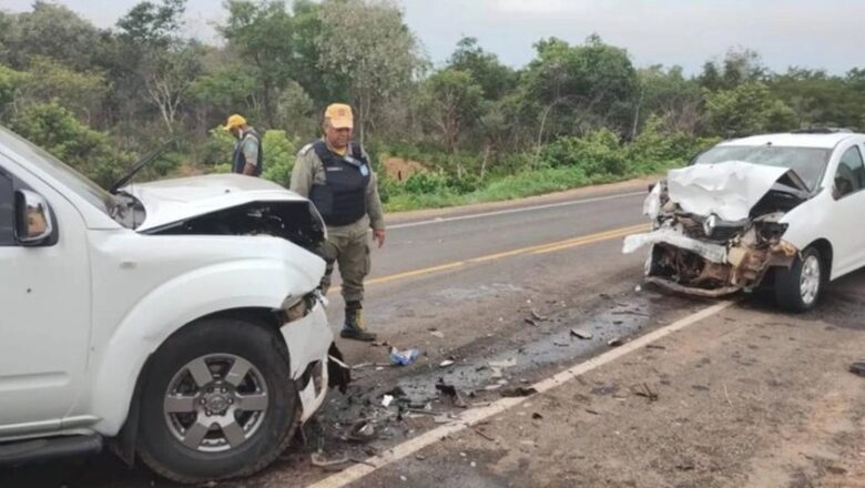 Colisão frontal entre carros mata idosa e deixa oito feridos entre Teresina e Nazária