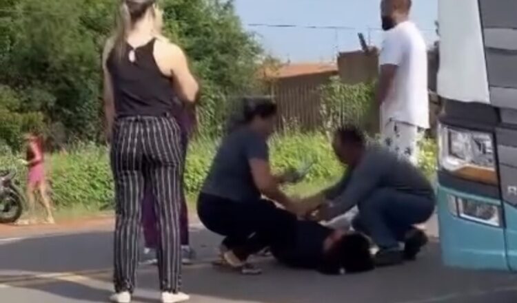 Mulher fica bastante ferida após ser atropelada por uma carreta em Campo Maior