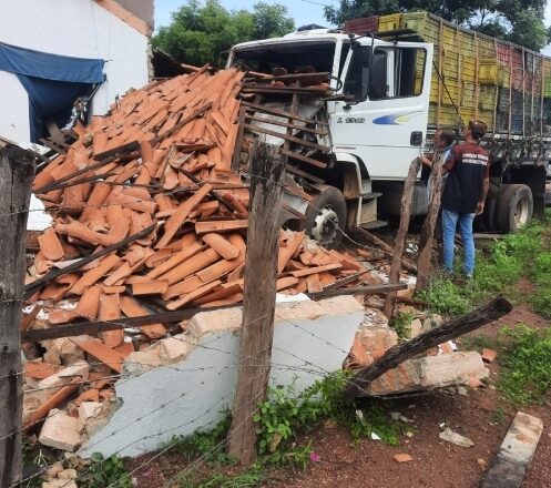 Passageiro morre após caminhão atingir residência às margens da BR-222 no Norte do Piauí