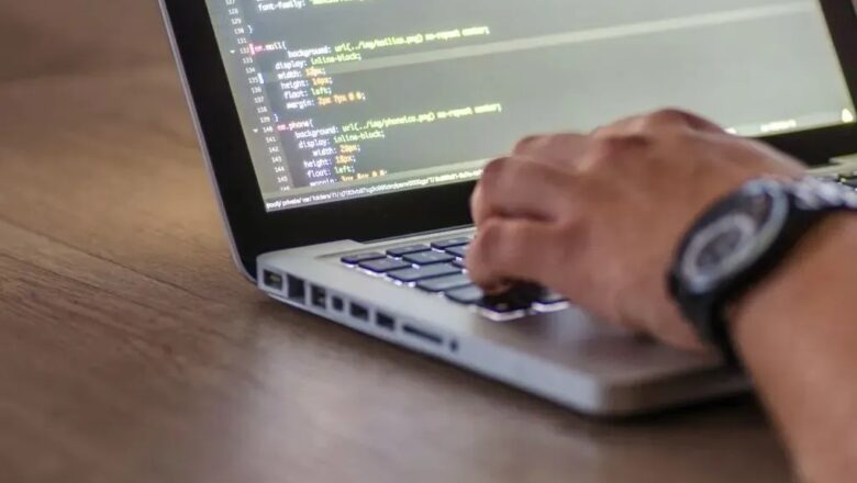 Apagão cibernético global interrompe voos e afeta bancos, telecomunicações e mídia