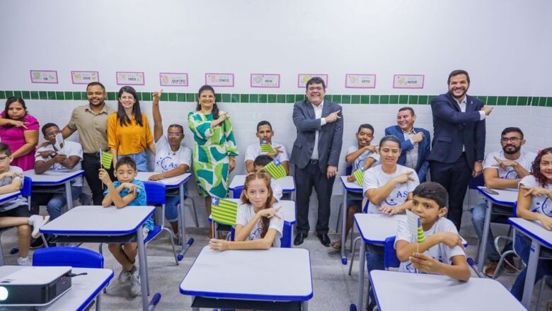 Governador entrega reforma de centro e amplia capacitação para atendimento às pessoas com surdez