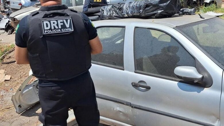 Polícia deflagra operação contra sucata e loja de peças suspeitas de desmanche de veículos roubados