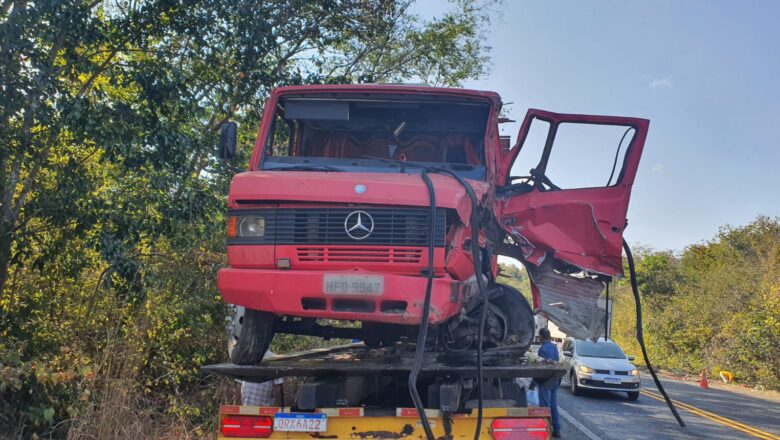 Caminhoneiros ficam feridos após colisão no Piauí