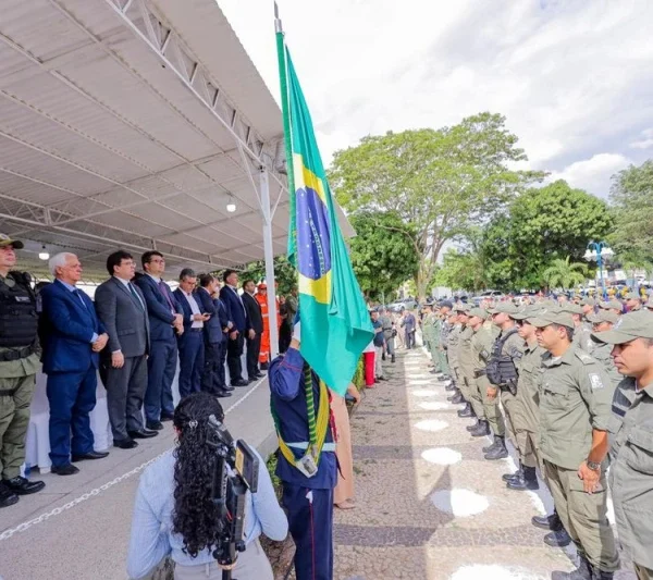 Policiais militares são promovidos em solenidade do Dia da Bandeira