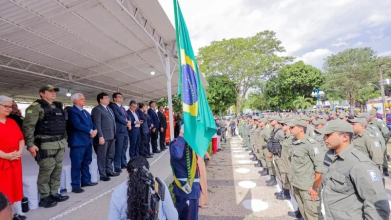 Policiais militares são promovidos em solenidade do Dia da Bandeira