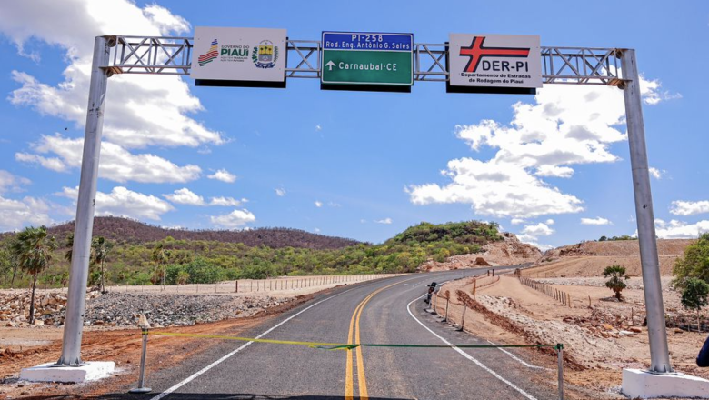 Governador inaugura PI 258 e quadra poliesportiva em Domingos Mourão