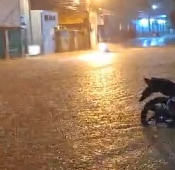 Grande volume de chuvas causa alagamentos e faz barragem sangrar em cidade do Piauí