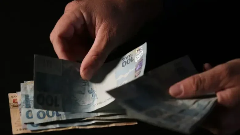 Salário de servidores públicos federais é reajustado por Medida Provisória