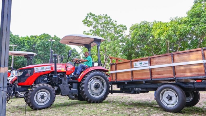 Secretaria da Agricultura Familiar entregou 12 tratores com grade e arado para vários municípios