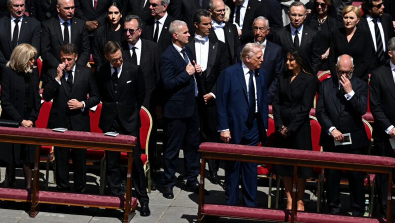Fiéis e autoridades lotam Praça de São Pedro para funeral do Papa Francisco