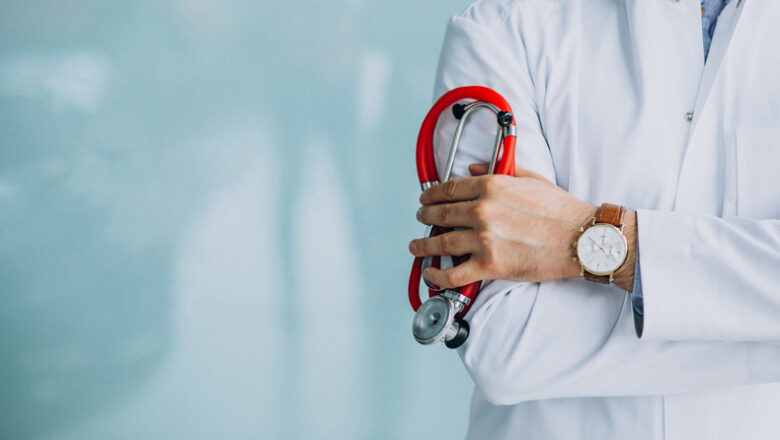 Governo seleciona 501 médicos para áreas vulneráveis com bolsa de até R$ 20 mil