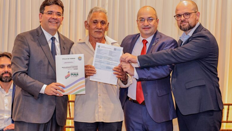 Governador entrega 131 títulos de terra e celebra 100 mil concessões no Piauí