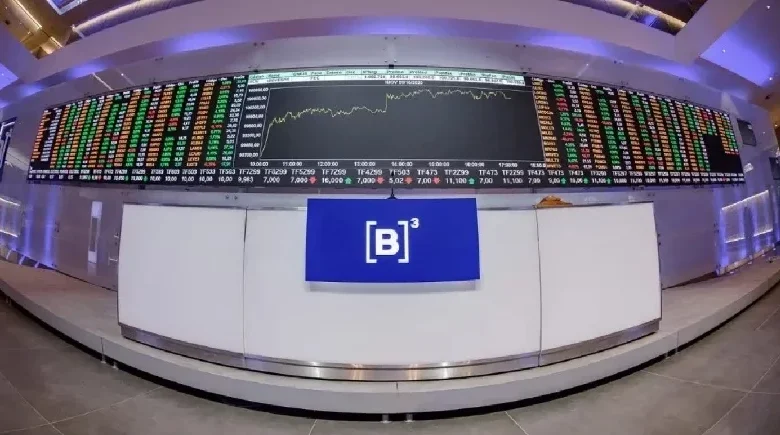 Bolsa bate recorde e fecha aos 142 mil pontos pela 1ª vez; dólar cai