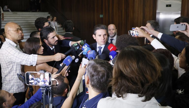Câmara terá semana marcada por debates sobre anistia e isenção do IR