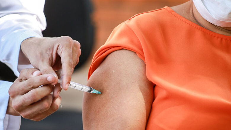 Vacinação contra gripe e Covid diminui em até 40% o risco de infarto e AVC