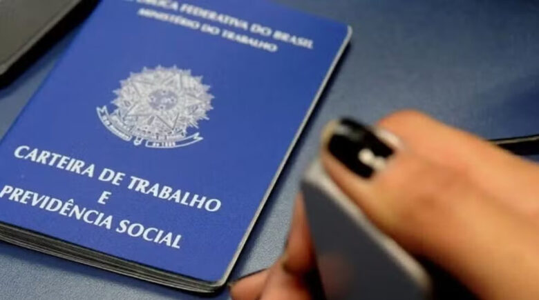 Desemprego fica em 5,6% e repete menor nível da série histórica, afirma IBGE