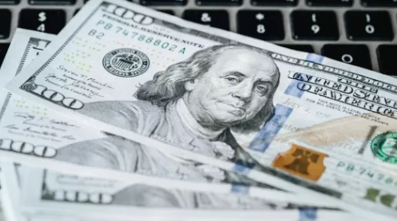 Dólar fecha a R$ 5,35, menor valor em mais de um ano; Ibovespa recua após recorde na véspera