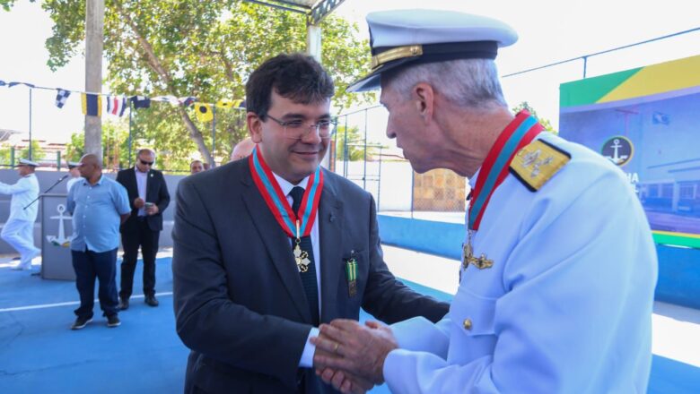 Rafael Fonteles é condecorado com a mais alta honraria da Marinha do Brasil