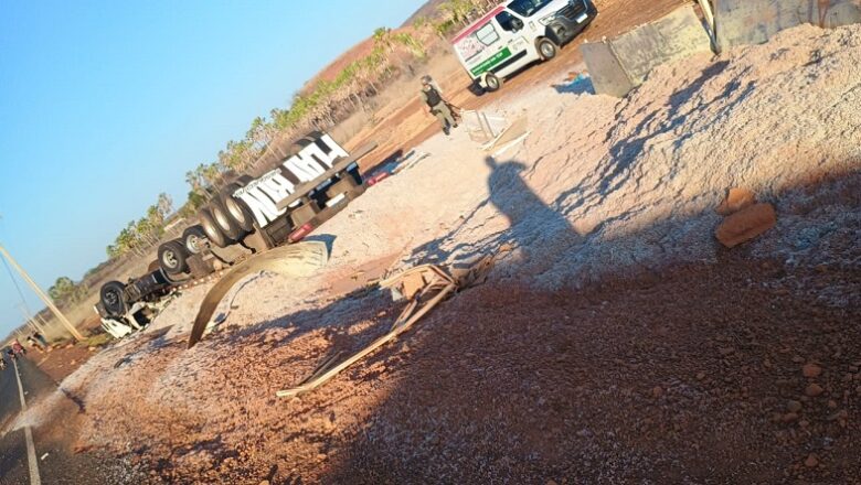 Condutor morre e passageira fica ferida após tombamento de carreta no Sul do PI