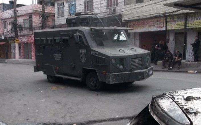 Operação contra Comando Vermelho tem ao menos 64 mortos e é a mais letal do RJ